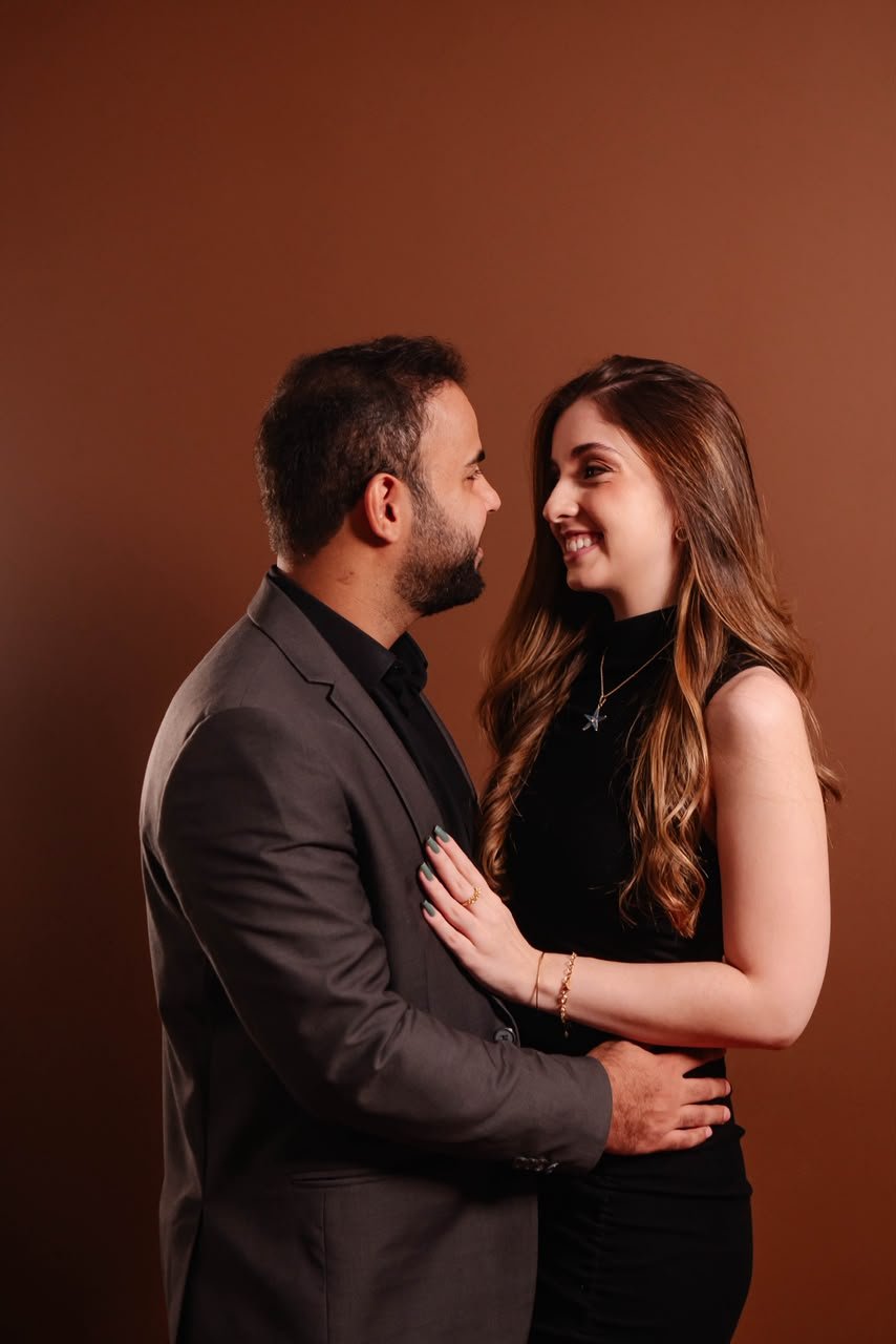 Marianna e Cyro olhando um para o outro